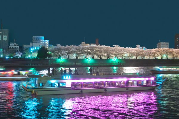 4196 最新2階建て！はとバスに乗車 東京名所めぐり 隅田川夜桜屋形船1泊2日